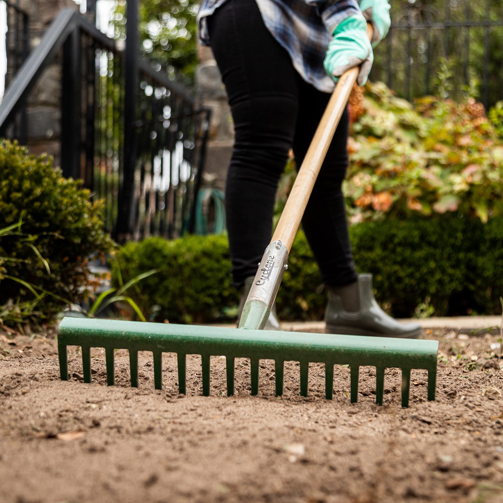 Cyclone 16T Timber Handle Landscaper Rake 20102103