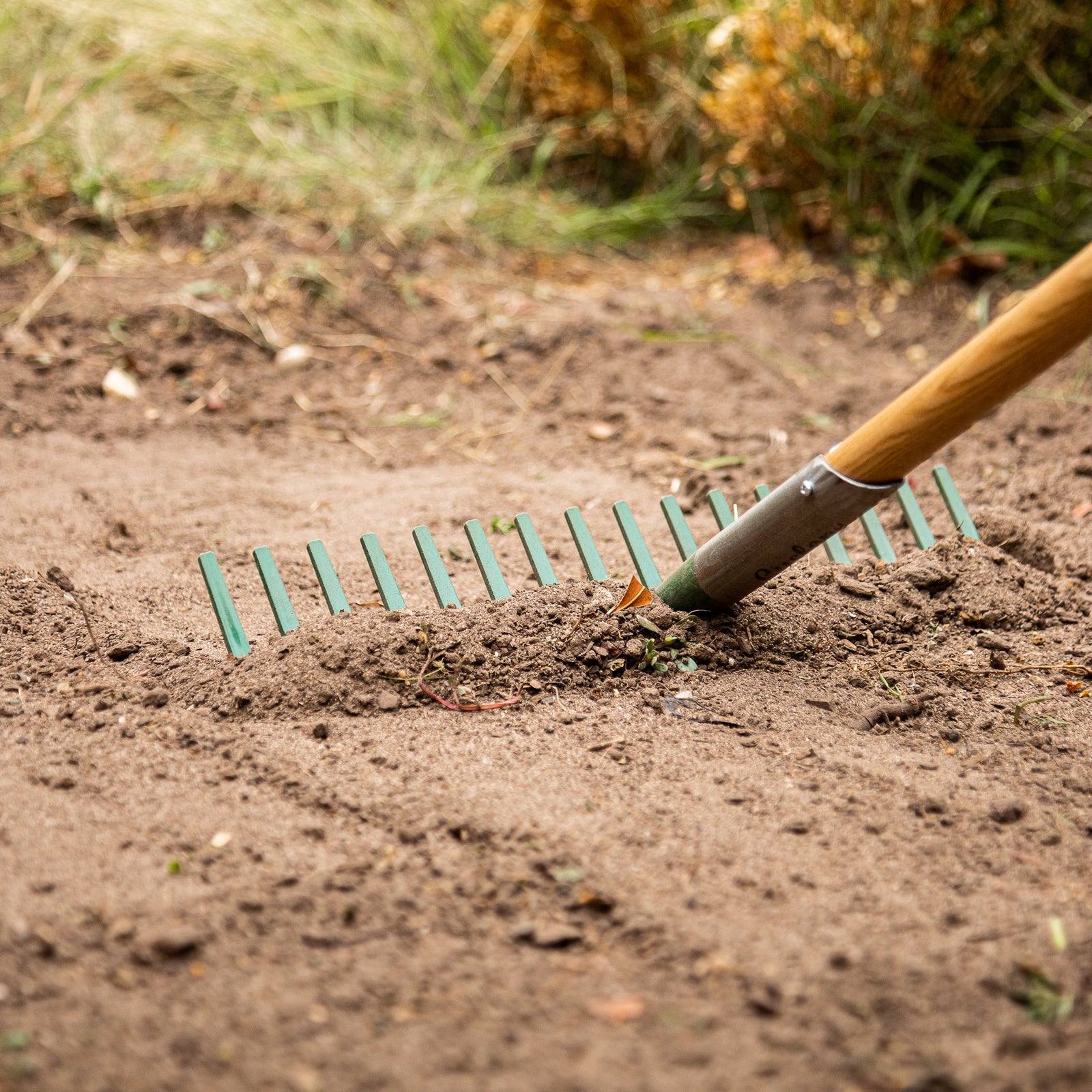 Cyclone 16T Timber Handle Landscaper Rake 20102103