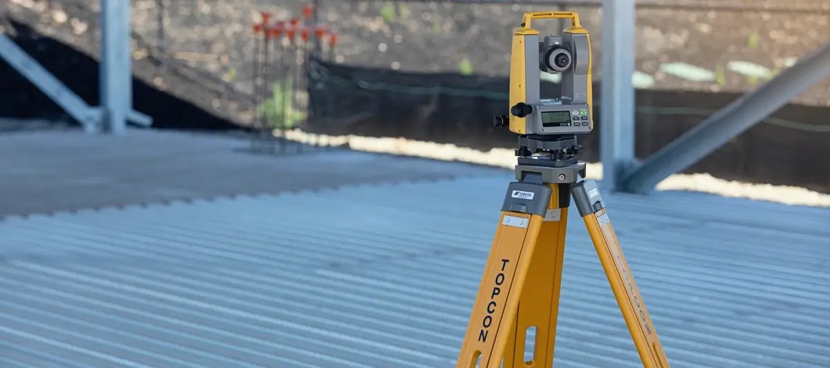 Topcon DT-309 Digital Theodolite with Plumb Bob, Tool Kit, Waterproof Cover, Lens Cloth, Case 1034419-08