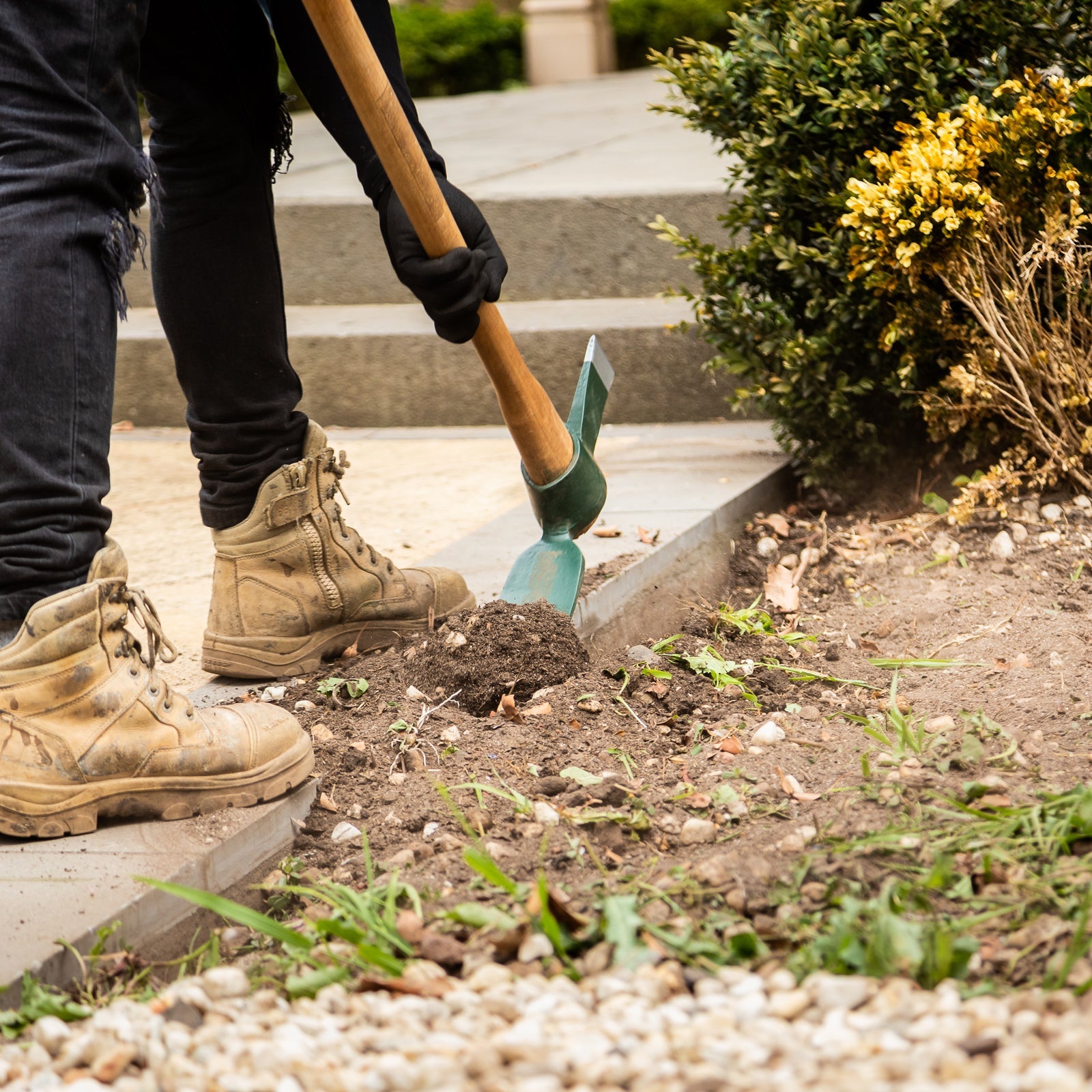Cyclone 900mm Timber Handle Mattock 634475